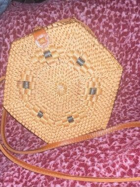 Hexagon Hand Woven in Tahiti Straw Crossbody Bag - Tan